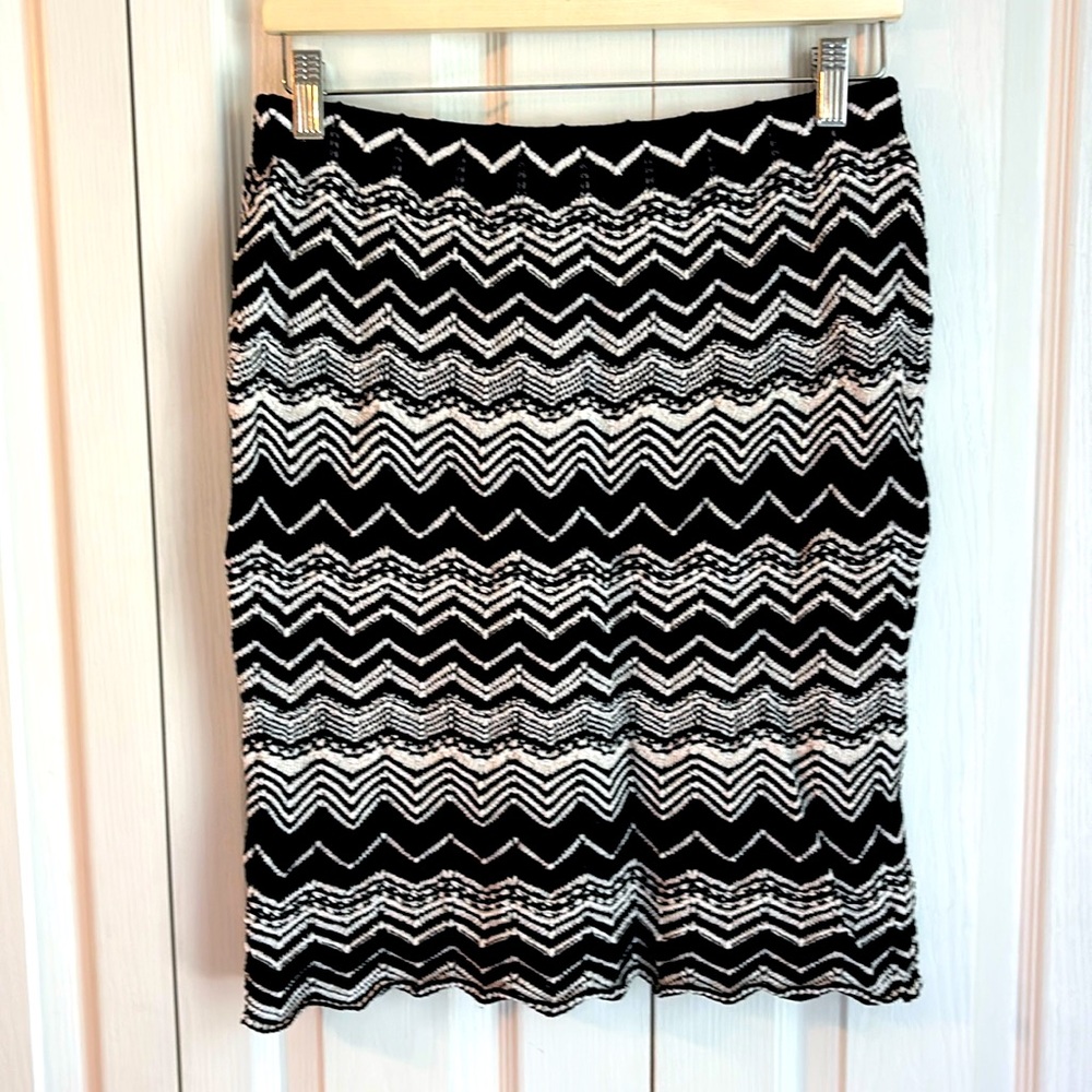 St. John by Marie Gray Black and White Chevron Pencil Knit Skirt. Size 10